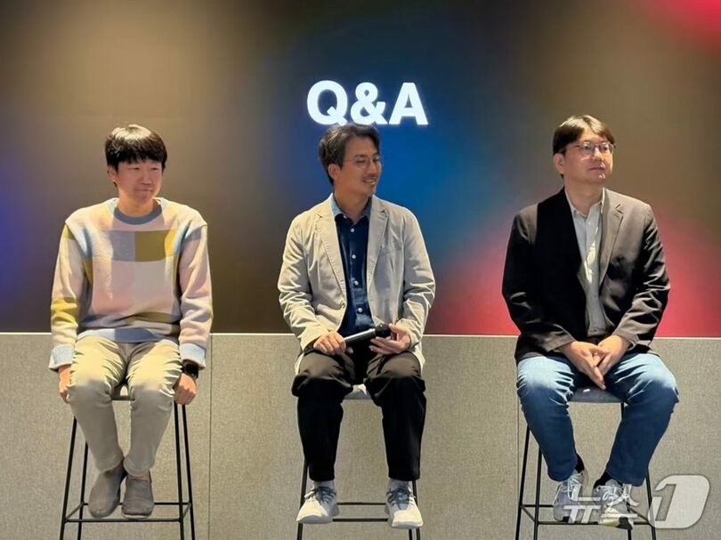 ユ・ヨンハ氏（中央）とカン・ジフン氏（左）(c)news1