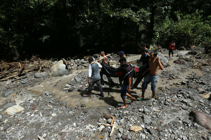インドネシア観光地で土砂崩れ、学生15人死亡
