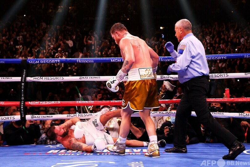 カネロがSミドル級初の4団体統一 プラントにTKO勝ち