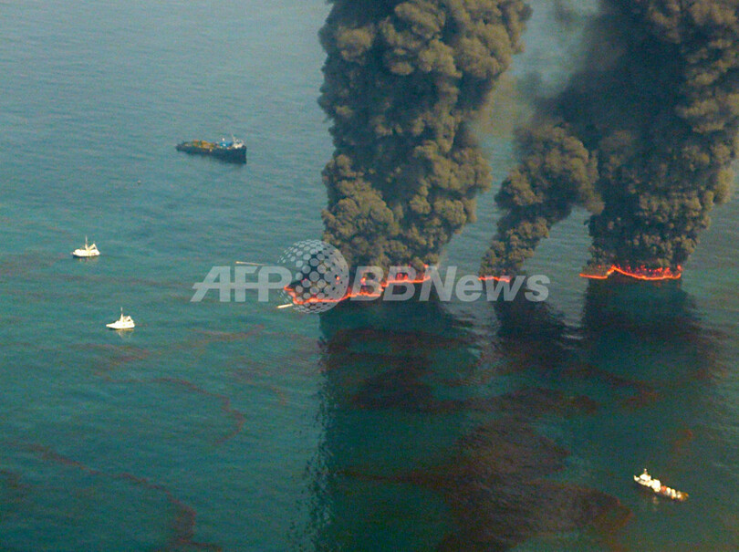 焼却処分される原油から立ち上る黒煙、メキシコ湾