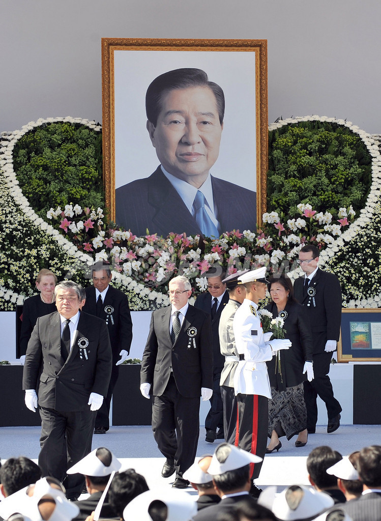 金大中元大統領に最後の別れ、韓国で国葬