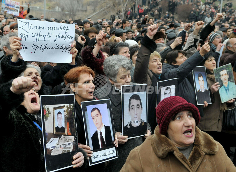 アルメニアで野党支持者1万人がデモ、3年前の死者追悼し