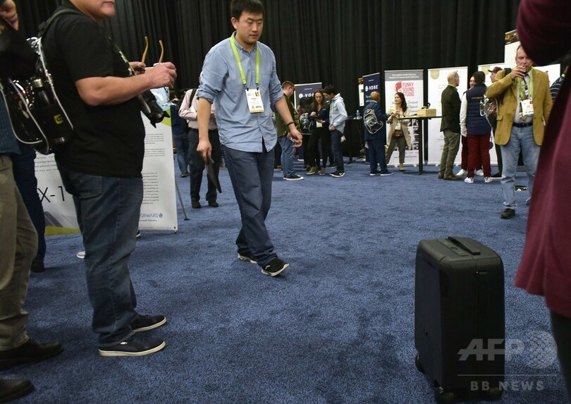 スーツケースも自走する時代？ 乗れるタイプも CES