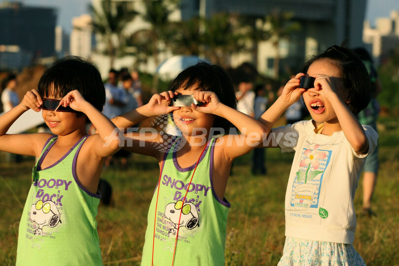 世界各地で日食観測、思い思いに観察