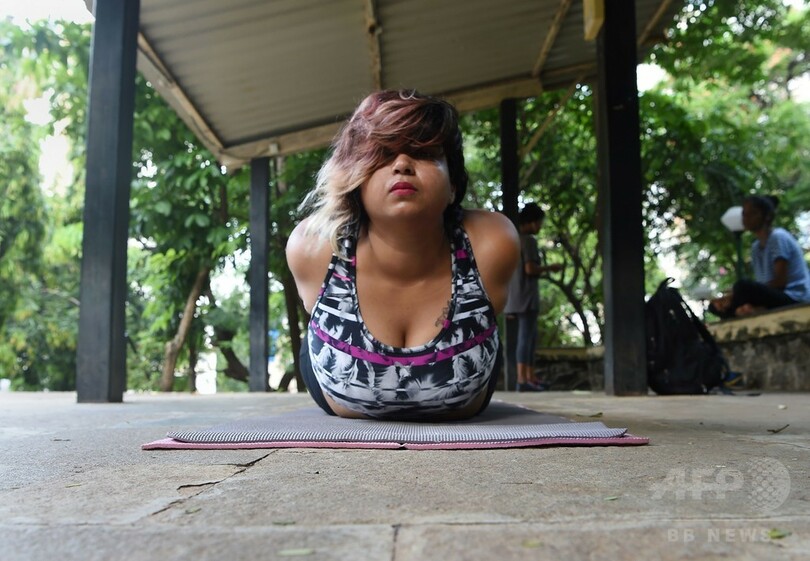 ダイエットじゃない！ 「太った体でヨガ」、SNSで人気に インド