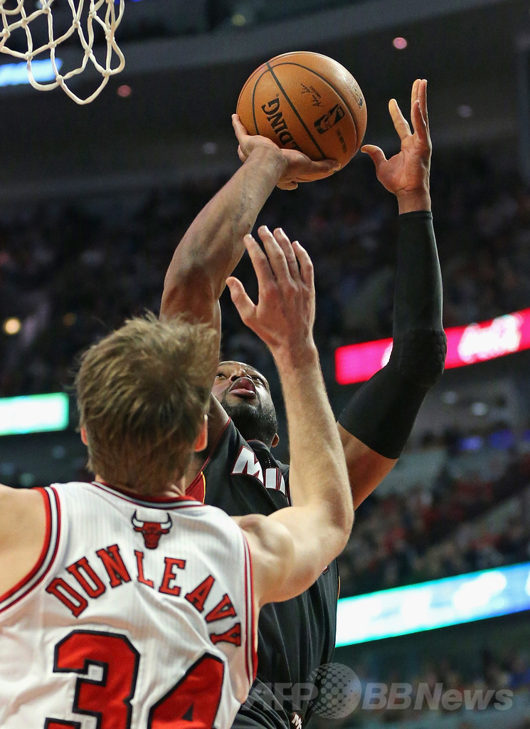 ブルズがヒートに勝利、バトラーがジェームズを抑える