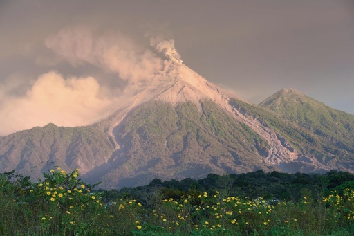 グアテマラ フエゴ火山が再噴火 約4000人避難 写真24枚 国際ニュース Afpbb News