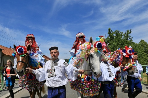 華やかな民族衣装で騎馬行列、チェコの伝統行事「王様騎行」 写真16枚