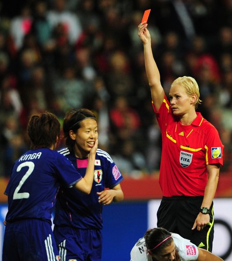 独サッカー選手が性差別発言で処分 罰は 女子の試合で審判 写真2枚 国際ニュース Afpbb News