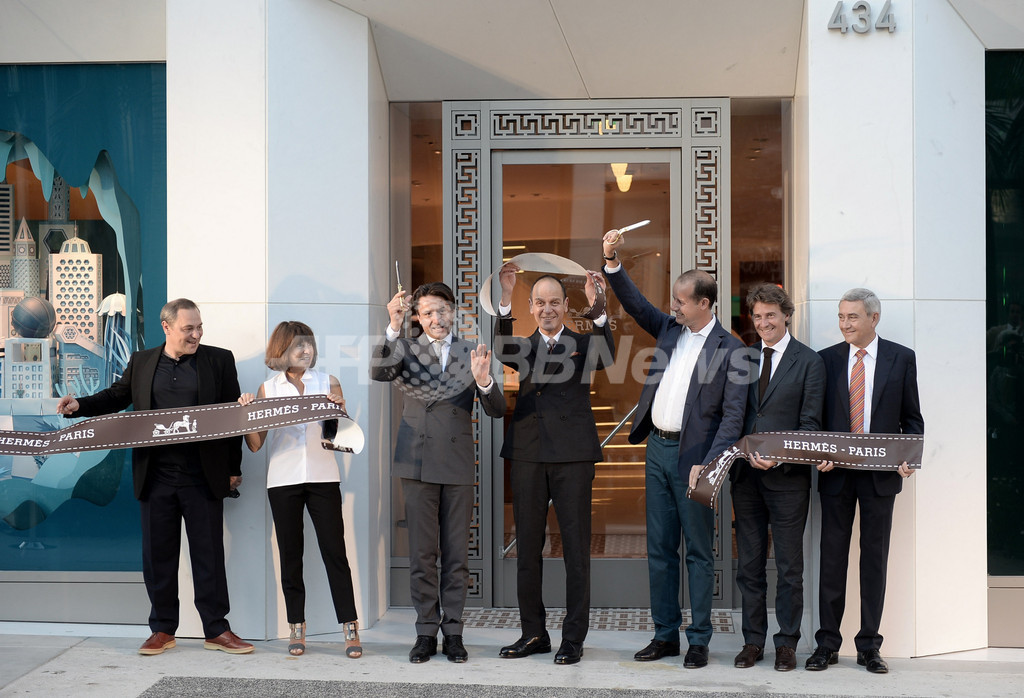 米ビバリーヒルズに「エルメス」がオープン、アクセル・デュマCEOらがテープカット