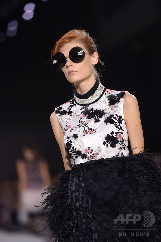 夢を運ぶロマンティックなドレス、「ジャンヴァティスタ・ヴァリ」15/16年秋冬オートクチュール