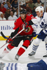 メープルリーフスのマッツ・サンディーン（%%Mats Sundin%%、右）と競り合うセネターズのジェイソン・スピーザ（%%Jason Spezza%%）。(c)AFP/Getty Images Phillip MacCallum