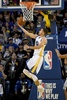 15-16NBA、ゴールデンステイト・ウォリアーズ対サンアントニオ・スパーズ。レイアップシュートを狙うゴールデンステイト・ウォリアーズのステフェン・カリー（2016年4月7日撮影）。(c)AFP/Getty Images/Thearon W. Henderson