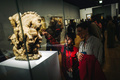仏パリのルーブル美術館で開催されたレオナルド・ダビンチ展の終夜展示を訪れた人々（2020年2月21日撮影）。(c)LUCAS BARIOULET / AFP