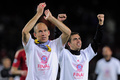 サッカー欧州チャンピオンズリーグ2012-13（UEFA Champions League 2012-13）準決勝第2戦、FCバルセロナ（FC Barcelona）対バイエルン・ミュンヘン（Bayern Munich）。試合後、観衆の声援に応えるバイエルン・ミュンヘンのフィリップ・ラーム（Philipp Lahm）とアリエン・ロッベン（Arjen Robben、2013年5月1日撮影）。(c)AFP/JOSEP LAGO