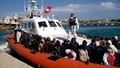 イタリア沿岸警備隊の船で伊ランペドゥーサ島に到着した難民たちの静止画。伊沿岸警備隊が公開した動画より（2015年4月5日撮影）。(c)AFP/GUARDIA COSTIERA