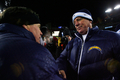 試合後にチャージャーズのノーヴ・ターナー（%%Norv Turner%%（右）ヘッドコーチと握手を交わすペイトリオッツのビル・ベリチックヘッドコーチ。(c)AFP/Getty Images/Jim Rogash