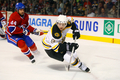パックを運ぶブルーインズのフィル・ケッセル（%%Phil Kessel%%、右）。(c)AFP/Getty Images/Phillip MacCallum
