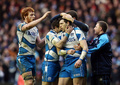 ラグビーシックスネイションズ（Six Nations Rugby 2013）は9日、第2週の2試合が行われ、スコットランドが34-10でイタリアを下した。

トライを決め、チームメイトから祝福を受けるスコットランドのショーン・ラモント（Sean Lamont、中央右、2013年2月9日撮影）。(c)AFP/IAN MACNICOL