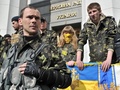 極右組織「右派セクター（Right Sector）」が抗議行動を繰り広げるウクライナ・キエフ（Kiev）の最高会議（国会）前を警備する自警団（2014年3月28日撮影）。(c)AFP/GENYA SAVILOV