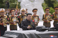 北朝鮮の平壌で、朝鮮戦争の「戦勝記念日」に合わせて戦没者墓地を訪れる金正恩総書記。朝鮮中央通信（KCNA）提供（2022年7月27日撮影、28日公開）。(c)AFP PHOTO/KCNA VIA KNS