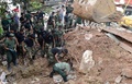 スリランカのコロンボ近郊のごみ山が崩落した現場で、救助活動にあたる軍の兵士ら（2017年4月15日撮影）。(c)AFP/LAKRUWAN WANNIARACHCHI
