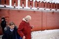モスクワ南方セルプホフにあるロシア正教会のウウェデンスキー・ウラディチヌイ修道院で、保護者に手を引かれて下校する付属神学校の生徒（2021年12月13日撮影）。(c)Dimitar DILKOFF / AFP