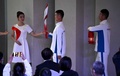 北京五輪タワーで行われた北京冬季五輪の聖火到着の歓迎式で、聖火とトーチを運ぶ関係者（2021年10月20日撮影）。(c)Noel Celis/ AFP