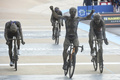 自転車ロードレース、パリ～ルーベ。フィニッシュラインを切るバーレーン・ヴィクトリアスのソニー・コルブレッリ（中央、2021年10月3日撮影）。(c)FRANCOIS LO PRESTI / AFP