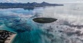 モーリシャスの上空から撮影した、貨物船わかしおから漏出した燃料が広がる海面（2020年8月8日撮影）。(c)AFP