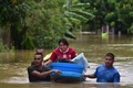 タイ南部ナラティワット県で、軍に救助されてボートで避難する住民（2022年12月19日撮影）。(c)Madaree TOHLALA / AFP