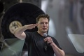 米カリフォルニア州の宇宙開発企業「スペースX」本社で、民間人向け月周遊旅行計画について発表するイーロン・マスク氏（2018年9月17日撮影）。(c)DAVID MCNEW / AFP