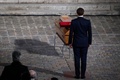 仏パリのソルボンヌ大学で、サミュエル・パティさんの国葬に参列したエマニュエル・マクロン大統領（2020年10月21日撮影）。(c)Francois Mori / POOL / AFP