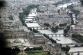パリのセーヌ川そばに位置するルーブル美術館（左下、2012年7月14日撮影）。(c)AFP/GUILLAUME BAPTISTE