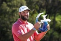 男子ゴルフ米国ツアー、セントリー・トーナメント・オブ・チャンピオンズ最終日。優勝を飾り、トロフィーを手にするジョン・ラーム（2023年1月8日撮影）。(c)Harry How/Getty Images/AFP