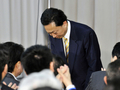 国会内で開かれた民主党の臨時両院議員総会で辞意を表明する鳩山由紀夫（Yukio Hatoyama）首相（2010年6月2日撮影）。(c)AFP/Yoshikazu TSUNO