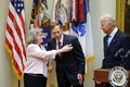 米ホワイトハウス（White House）で、ジョー・バイデン（Joe Biden）副大統領（右）の前で中央情報局（CIA）長官就任の宣誓を終えたデービッド・ペトレアス（David Petraeus）氏（中央）と妻のホリー（Holly Petraeus）さん（左、2011年9月6日撮影）。(c)AFP/Mandel NGAN
