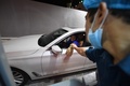 サウジアラビア西部沿岸のジッダで、女性の車の運転が解禁され、始めて車でファストフード店を利用する女性（2018年6月24日撮影）。(c)AFP/AMER HILABI