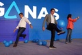 スペイン統一地方選選挙期間中の野党・国民党（PP）の集会で、余興をするアルベルト・ヌニェス・フェイホー党首（左、2023年5月26日撮影）。(c)Pierre-Philippe MARCOU / AFP