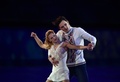 ソチ冬季五輪、フィギュアスケート・エキシビションの演技に臨むタチアナ・ボロソジャー（Tatiana Volosozhar）/マキシム・トランコフ（Maxim Trankov）組（2014年2月22日撮影）。(c)AFP/JOHN MACDOUGALL
