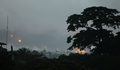 コートジボワール・アビジャン（Abidjan）の兵舎から立ちのぼる炎と黒煙（2011年4月4日撮影）。(c)AFP