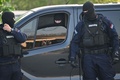セルビア・ベオグラードから南へ約60キロに位置する村で銃撃事件が発生し、警備に当たる警察（2023年5月5日撮影）。(c)ANDREJ ISAKOVIC / AFP