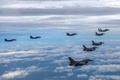 韓国上空で訓練に臨む、同国空軍のF15K戦闘機と米空軍のF16戦闘機。韓国国防省提供（2022年10月4日撮影）。(c)AFP PHOTO / South Korean Defence Ministry