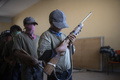 メキシコ・ゲレロ州アヤウアルテンパで自警団が組織した戦闘訓練に臨む少年ら（2021年4月10日撮影）。(c)PEDRO PARDO / AFP