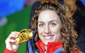 2010年バンクーバー冬季五輪スケルトン女子。メダル授与式で喜ぶ優勝した英国のエイミー・ウィリアムズ。（2010年2月20日撮影）(c)AFP/DDP/MICKAEL KAPPELER