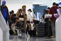 感謝祭の休暇に先立ち米カリフォルニア州のロサンゼルス国際空港を利用する人々（2020年11月25日撮影）。(c)Patrick T. Fallon / AFP