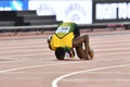 第16回世界陸上ロンドン大会、男子100メートル決勝。レース後、トラックに口づけするウサイン・ボルト（2017年8月5日撮影）。(c)AFP/Ben STANSALL