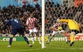 09-10イングランド・プレミアリーグ、ストーク・シティ（%%Stoke City%%）対アーセナル（%%Arsenal%%）。試合はアーセナルが3-1で勝利した。写真は前半8分に先制点を挙げるストーク・シティのダニー・ピュー（%%Danny Pugh%%）。（2010年2月27日撮影）(c)AFP/Paul Ellis