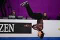 フィギュアスケート欧州選手権、男子シングル・フリースケーティング（FS）。後方宙返りをするフランスのアダム・シャオイムファ（2024年1月12日撮影）。(c)Daniel MIHAILESCU / AFP