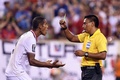 北中米カリブ海サッカー連盟ゴールドカップ準々決勝、メキシコ対コスタリカ。メキシコのオリベ・ペラルタを倒したとしてイエローカードを提示されたコスタリカのロイ・ミラー（2015年7月19日撮影）。(c)AFP/JEWEL SAMAD